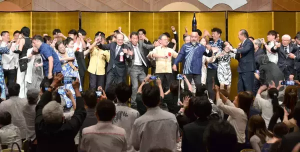 東京沖縄県人会、歓喜のカチャーシー　創立70周年祝う　ホテルニューオータニ東京で祝賀会・記念式典