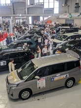 沖縄トヨタフェス　初日にぎわう　人気車種や中古車展示販売　宜野湾市で14日まで