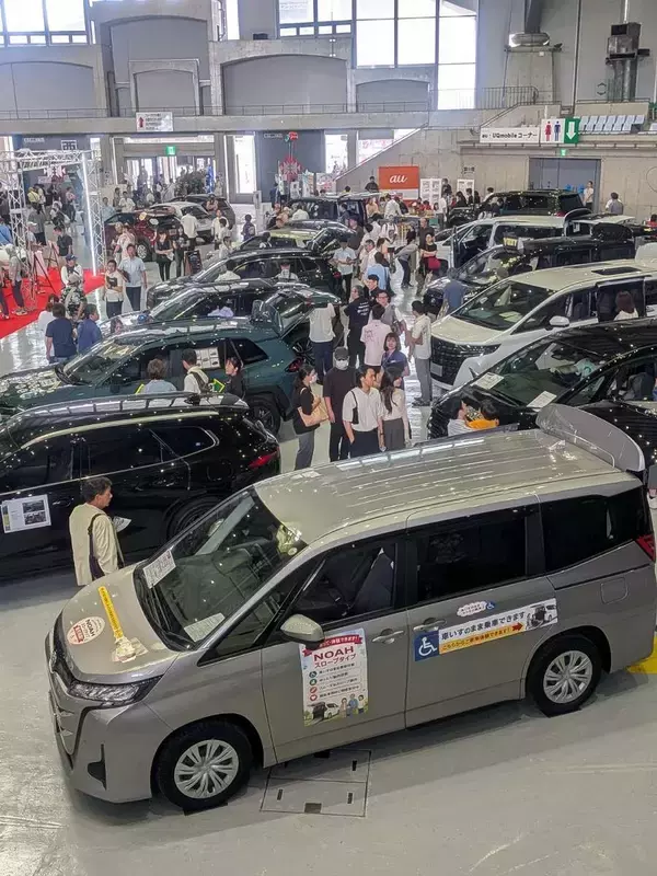 沖縄トヨタフェス　初日にぎわう　人気車種や中古車展示販売　宜野湾市で14日まで