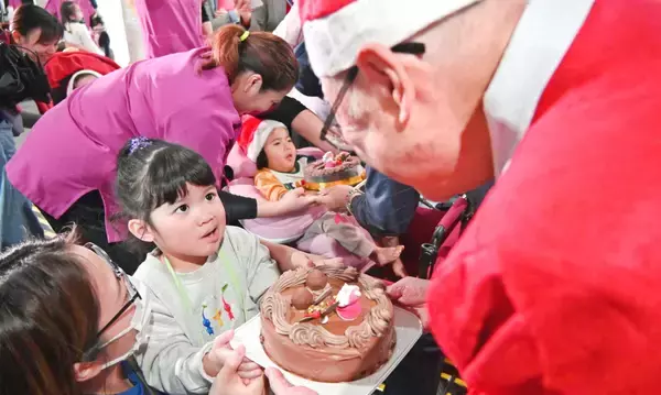 「心温まるプレゼント」に児童ら笑顔　沖縄製粉、障がい児通所施設などにＸマスケーキ350個贈呈