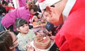 「心温まるプレゼント」に児童ら笑顔　沖縄製粉、障がい児通所施設などにＸマスケーキ350個贈呈