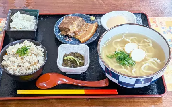 沖縄・津堅島の民宿で出す「ゆーばるそば」を受け継ぎ開店　三枚肉や志林川豆腐付きの定食が看板メニューに