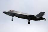 「岩国配備のF35Bステルス戦闘機3機、嘉手納基地に飛来」の画像1