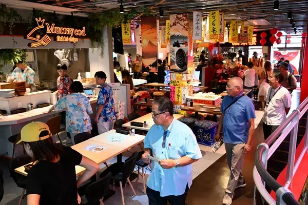 「那覇のマチグヮーに新名所　18店集うホールで“はしご酒”グルメ　複合施設「シンバベース」開業」の画像