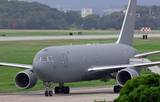 「空中給油機KC46A　米軍嘉手納基地に飛来　目的は不明」の画像1