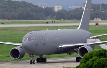 空中給油機KC46A　米軍嘉手納基地に飛来　目的は不明