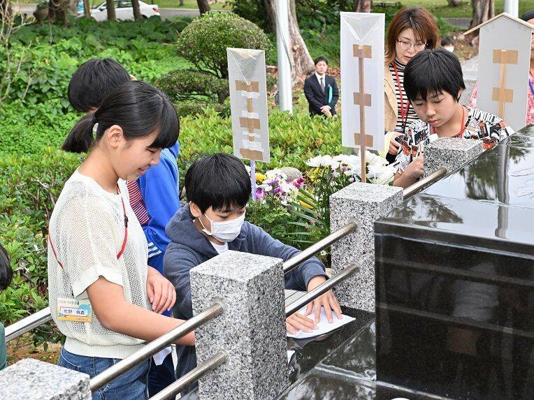神戸の子どもたちが平和考える　「夢・未来号」の一行、糸満市摩文仁などを訪問【動画あり】