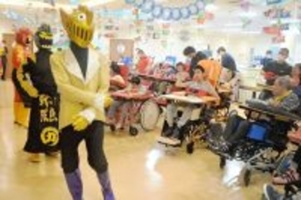 沖縄のご当地ヒーロー　お魚戦隊のダンスに歓声　南部医療センターの入所者「また来て」