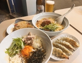 向かいにアラハビーチ　開放感のあるラーメン屋さん「らぁ麺北谷917」　ハンビーエリア【美ら浜つーしん】