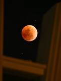 「満月が地球の影に　沖縄で皆既月食　幻想的な赤銅色の月」の画像1