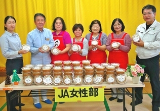 年越しに支え合いの手作りみそ　ＪＡ国頭女性部が100個寄贈　１人暮らしのお年寄りらを支援　沖縄・国頭村