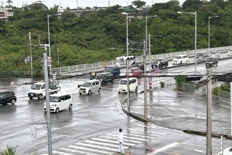 津波想定して渋滞対策　県道85号全4車線を一方通行に　沖縄署がイオン沖縄ライカム近くで訓練「二次被害防ぐ」