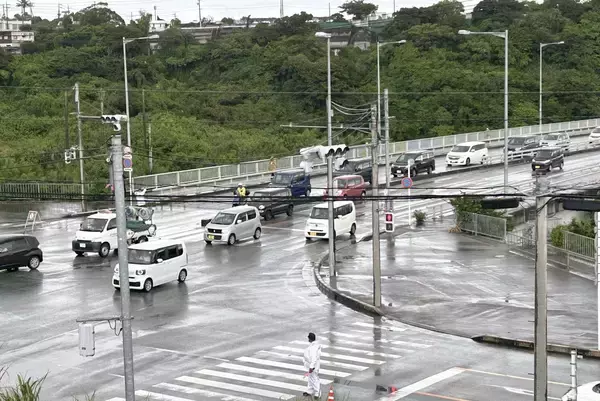 津波想定して渋滞対策　県道85号全4車線を一方通行に　沖縄署がイオン沖縄ライカム近くで訓練「二次被害防ぐ」
