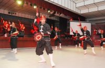 ＠ボリビア　ドンと「心の橋」つなぐ　琉球國祭り太鼓支部25周年公演　迫力満点の演舞満喫　［ワールド通信員ネット］