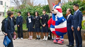 「ゴーディー、おはよう！」　キングスの人気マスコット、屋部中の朝のあいさつ運動に参加　沖縄・名護市