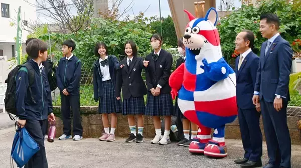 「ゴーディー、おはよう！」　キングスの人気マスコット、屋部中の朝のあいさつ運動に参加　沖縄・名護市