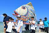 「巨大タマンみこし担ぎ海渡る　沖縄・平安座島の「サングヮチャー」　豊漁と地域繁栄願う【動画あり】」の画像1