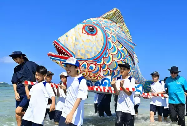 巨大タマンみこし担ぎ海渡る　沖縄・平安座島の「サングヮチャー」　豊漁と地域繁栄願う【動画あり】