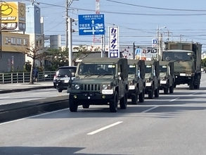 自衛隊員「通路を開放して」　座り込み抗議の市民「沖縄を軍隊から解放しろ」　ミサイル装備を載せた車両、別ゲートから勝連分屯地へ