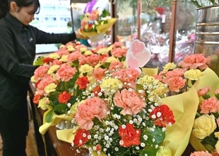 母の日に「ありがとう」　色とりどりの花束に　那覇市の生花店に予約200件、県外からの注文も