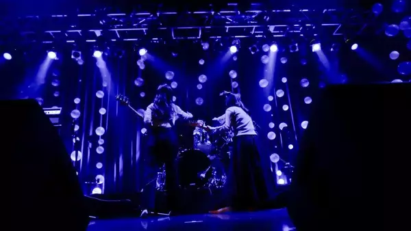 「沖縄出身3人組バンド・ずっちーず、結成初期からの代表曲『不確か』シングル化　名作映画着想の“深海サウンド”」の画像