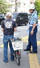 スマホ「ながら運転」1万2千円　沖縄県警が自転車青切符を周知　16歳以上が対象　那覇でチラシ配布