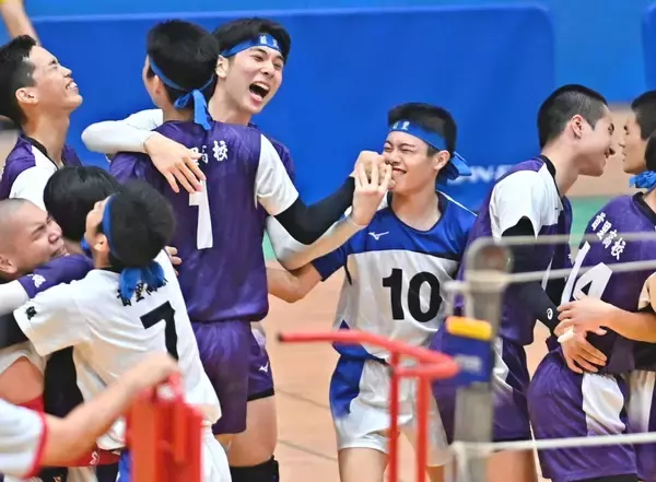 ［沖縄days］熱い抱擁で優勝喜ぶ　豊見城市民体育館