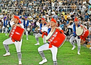 躍動の演舞に会場一体　名護青年エイサーが開催　名護の夜に熱気あふれる