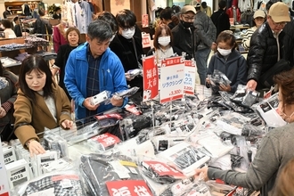 初商いに千人の列　約6000個の福袋求めにぎわう　那覇市のデパートリウボウ