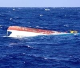 沖縄・宮古島沖で転覆漁船を発見　乗組員2人が行方不明　巡視船や航空機などが捜索