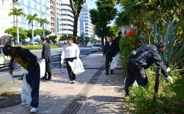 「景観向上に貢献を」 たばこ耕作組合青年部ら13人が清掃活動　吸い殻や空き缶を回収 　那覇市