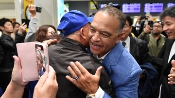 ロバーツ監督が古里・沖縄へ　那覇空港で「おかえり」「連覇おめでとう！」　親戚や友人「昔と変わらない」