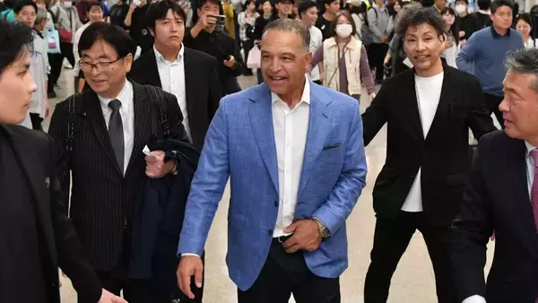 「ロバーツ監督が古里・沖縄へ　那覇空港で「おかえり」「連覇おめでとう！」　親戚や友人「昔と変わらない」」の画像