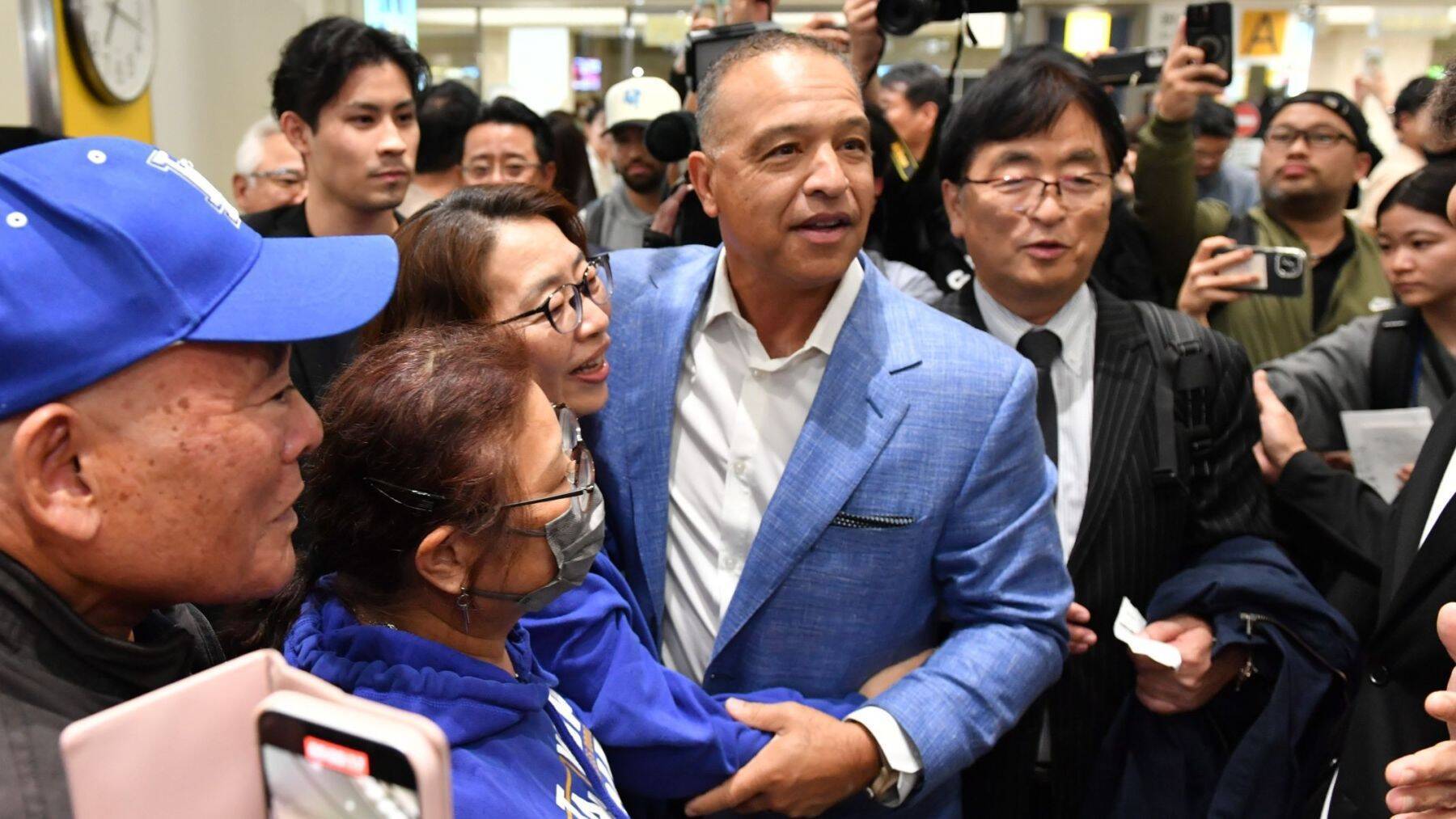 ロバーツ監督が古里・沖縄へ　那覇空港で「おかえり」「連覇おめでとう！」　親戚や友人「昔と変わらない」