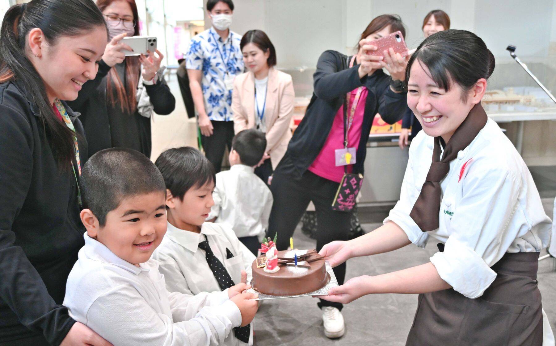 愛情込めたクリスマスケーキ、おいしく食べてね　沖縄県洋菓子協会　300個を県共同募金会へ