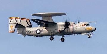 米海軍E2D「ホークアイ」　嘉手納基地に飛来