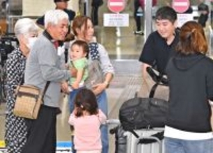 「おかえり」再会に笑顔　那覇空港で帰省ラッシュ　年末年始を沖縄で過ごす人らでにぎわう