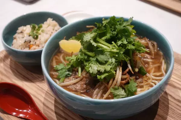 「スタバがリウボウに出店　沖縄そば人気店EIBUNも　27日オープン【動画・写真あり】」の画像