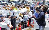 「かごを手に長い列　魚を投げ入れる「オーバンマイ」盛況　沖縄・伊良部島の佐良浜漁港【動画あり】」の画像1