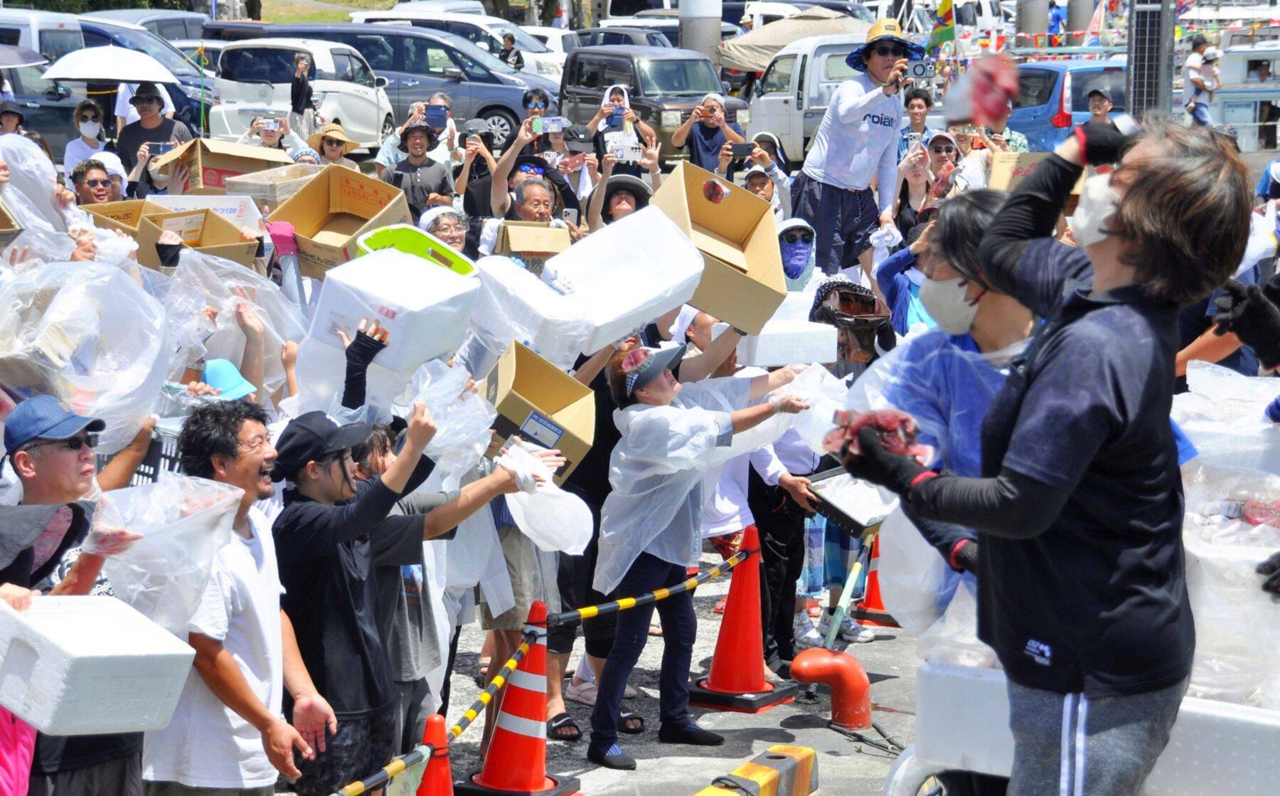 かごを手に長い列　魚を投げ入れる「オーバンマイ」盛況　沖縄・伊良部島の佐良浜漁港【動画あり】