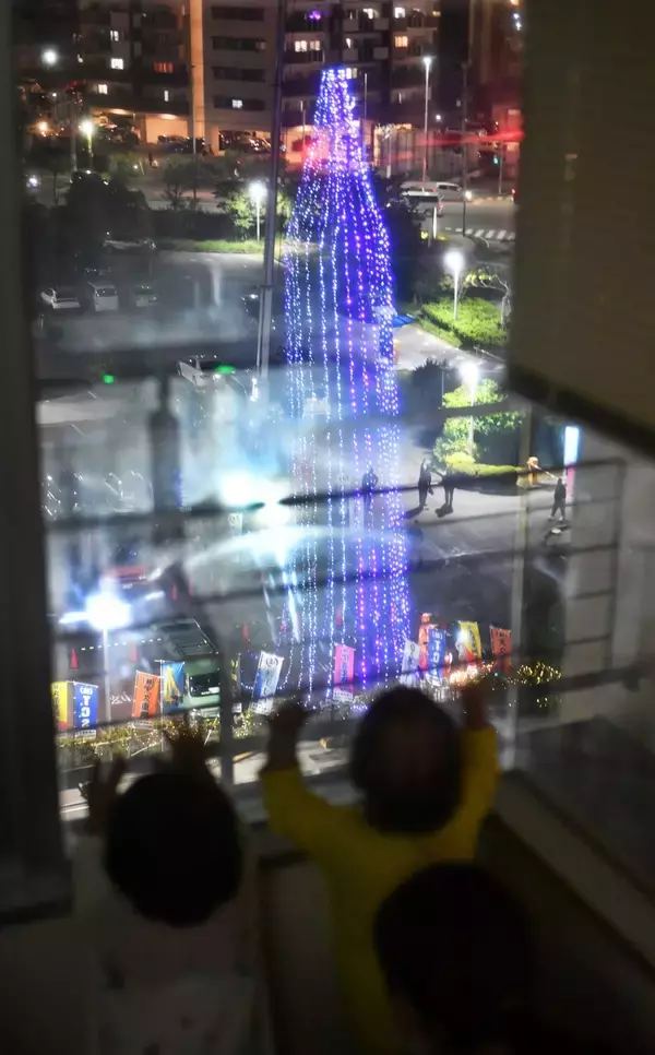 闘病の子らにクリスマスプレゼント　窓越しに巨大「クレーンツリー」　県クレーン組合、南部医療センターに設置