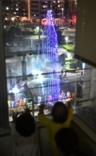 闘病の子らにクリスマスプレゼント　窓越しに巨大「クレーンツリー」　県クレーン組合、南部医療センターに設置