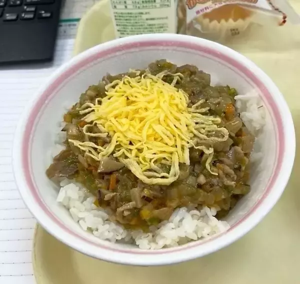「肉が100枚入った丼を食べて強くなりたい」　沖縄の小3が望んだ「きんにく丼」が給食に　どんな中身？