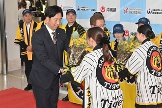 セ・リーグ王者阪神が沖縄入り　あすから春季キャンプ　虎ファンが那覇空港に集結、藤川監督らに拍手と歓声【動画あり】