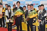 「セ・リーグ王者阪神が沖縄入り　あすから春季キャンプ　虎ファンが那覇空港に集結、藤川監督らに拍手と歓声【動画あり】」の画像2