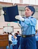 「5年前から挑戦「やっと夢かなえた」　宮平秋奈さん、県警察学校で初の女性総代に」の画像1