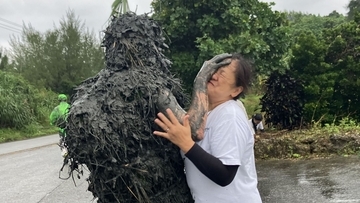 泥にまみれて厄払い　宮古島の伝統行事「パーントゥプナハ」始まる　１年間の無病息災願う