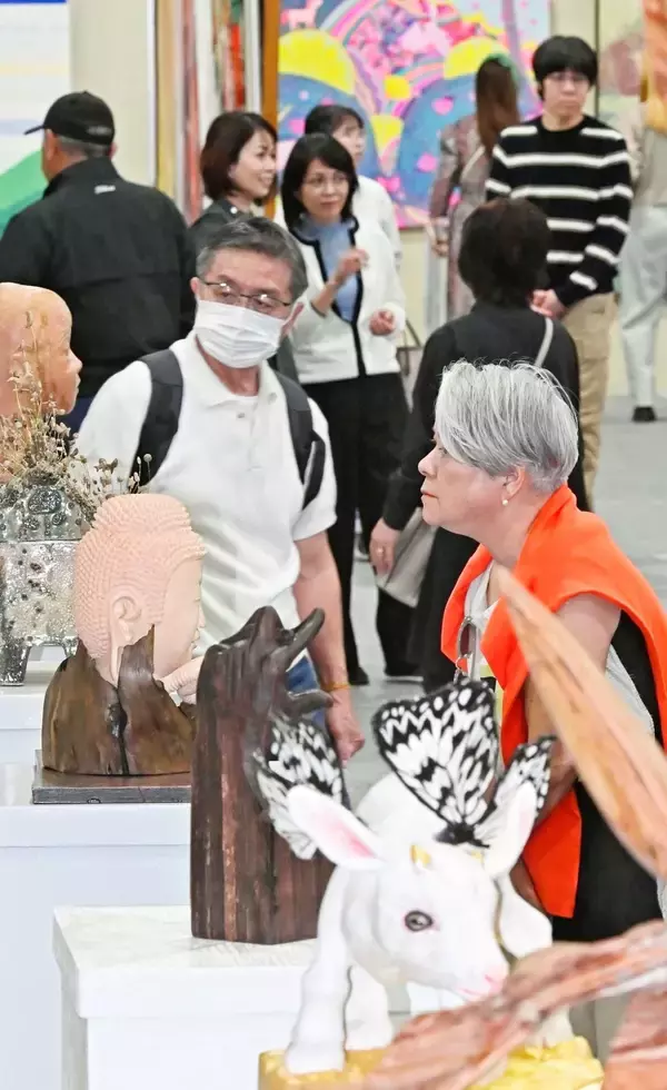心つかむ力作　自由に鑑賞　沖展、4月5日まで　12部門にまんが大賞も展示