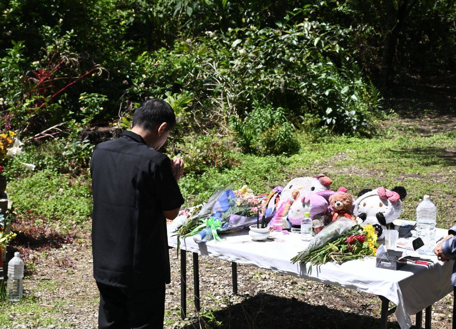 父親「娘に語りかけ」涙拭う　うるま米軍属女性殺害から10年　現場で遺族らが手を合わせる