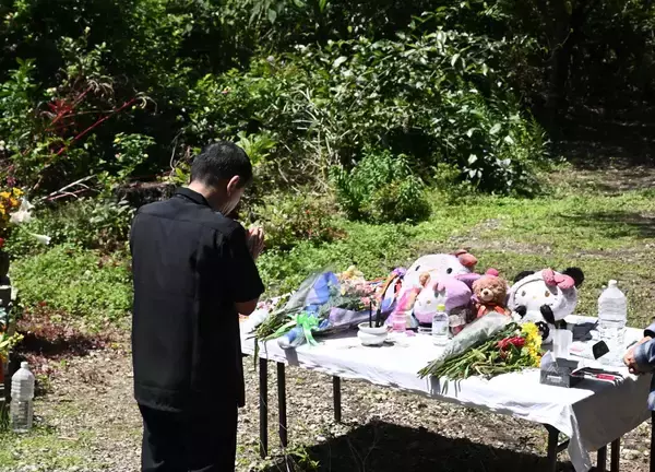 「父親「娘に語りかけ」涙拭う　うるま米軍属女性殺害から10年　現場で遺族らが手を合わせる」の画像